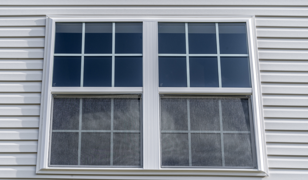Double hung window with fixed top sash 