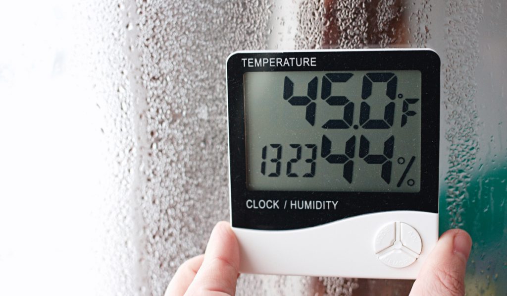 humidity indicator on hygrometer device