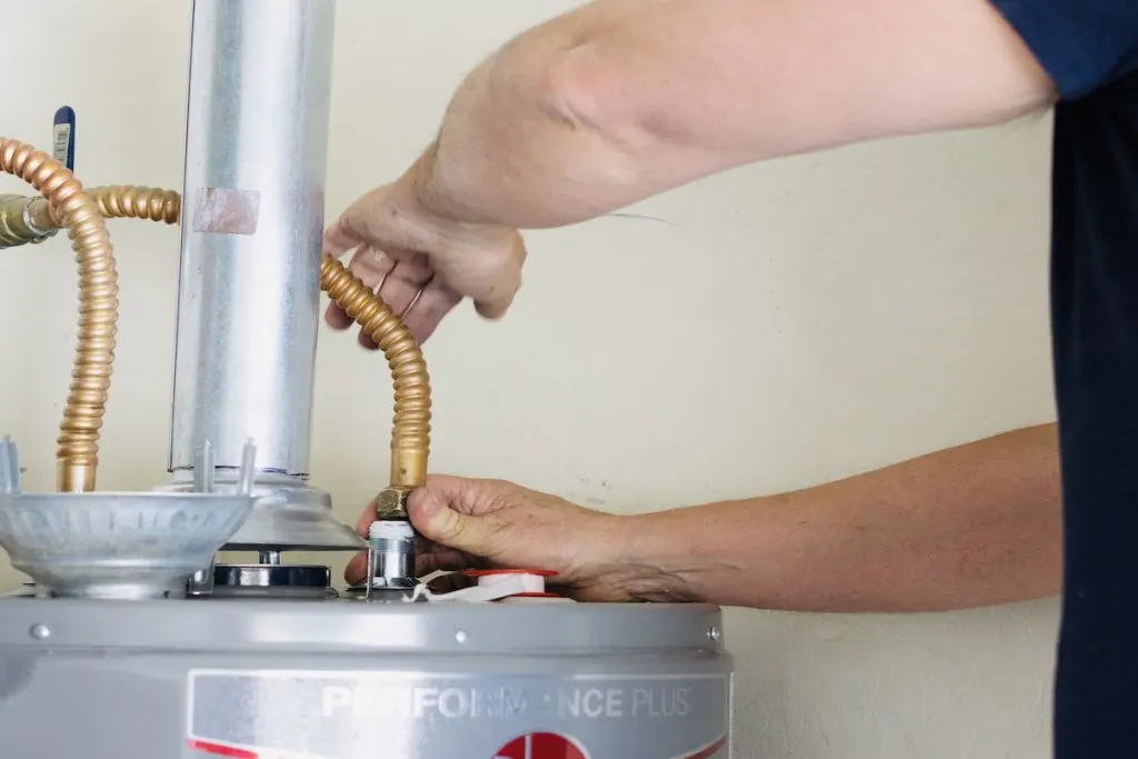male thightening connection of the water heater