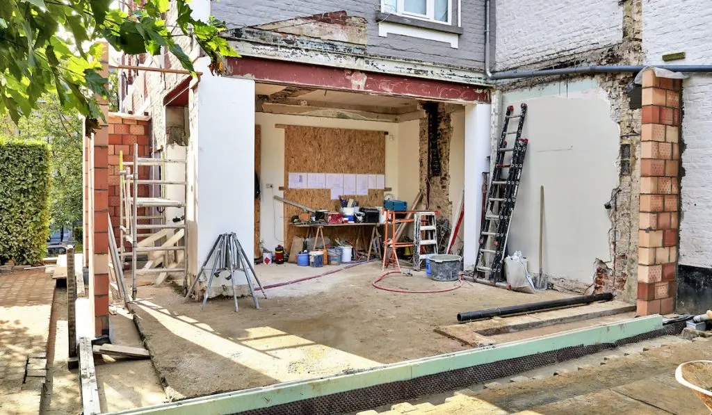 New wall and ground for a modern extension of a house
