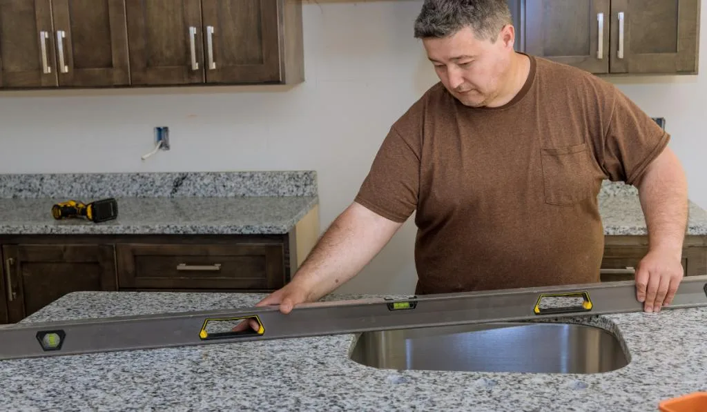 Checks level on adjusting the correct installation of countertop kitchen
