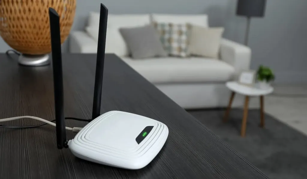 Wi-Fi Router σε μαύρο ξύλινο τραπέζι στο δωμάτιο