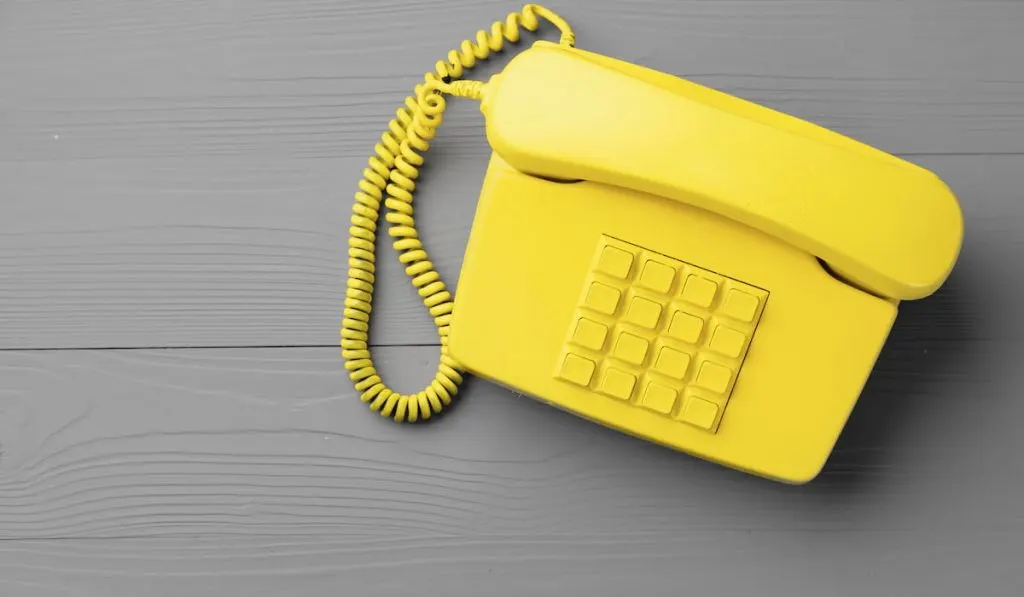 Téléphone jaune